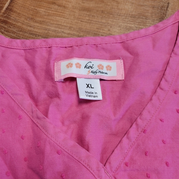 Extra large koi scrub top pink with lace embroidery - Picture 2 of 3